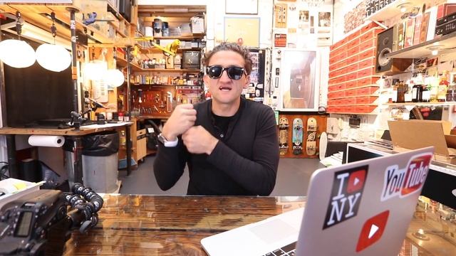 КЕЙСИ НЕЙСТАТ ЗАКАНЧИВАЕТ СНИМАТЬ ВЛОГИ!(озвучка на CaseyNeistat#13) смотреть онлайн
