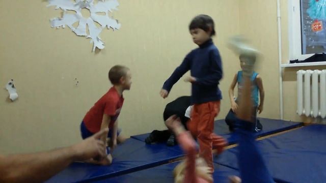 Детские тренировки по физической культуре или зачатки воинских искусств :)) смотреть онлайн