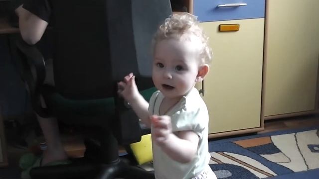 Маленькая девочка танцует смотреть онлайн