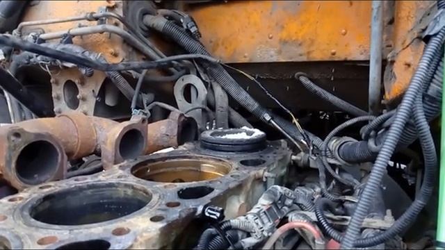 Ремонт двигателя Freightliner FLD : часть 1, снятие поршней смотреть онлайн