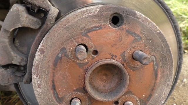 Toyota Corolla e120- серия 21, меняю колеса на зиму, никогда не видел таких ржавых дисков. смотреть онлайн