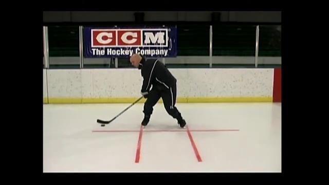 Техника контроля шайбы на конце крюка с неудобной стороны. Хоккей. Работа с клюшкой. смотреть онлайн