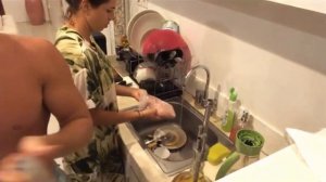 BarBoss виталька и бабушка готовят тухлую курицу на Бали стрим канала своим ходом виталик и лиза