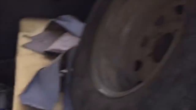 На Алтае медведь разворотил УАЗ и прогулялся по заправке смотреть онлайн