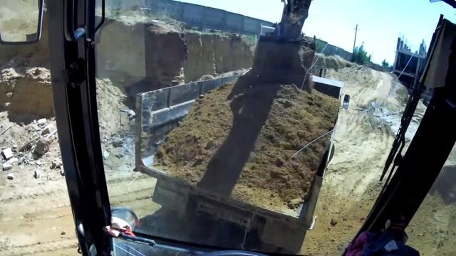 Ход строительства - процесс от первого лица. Побудьте в экскаваторе