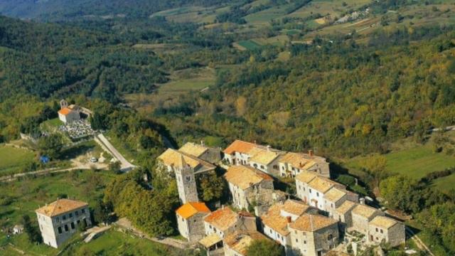 САМЫЕ МАЛЕНЬКИЕ ГОРОДА НА ПЛАНЕТЕ. МАЛЕНЬКАЯ ЧИСЛЕННОСТЬ НАСЕЛЕНИЯ. ДРЕВНЯЯ ЧАСОВНЯ. РАРИТЕТ. ПАМЯТ смотреть онлайн