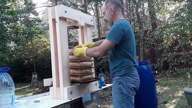 Отжим сока домкратным прессом (лучше смотреть с субтитрами) смотреть онлайн