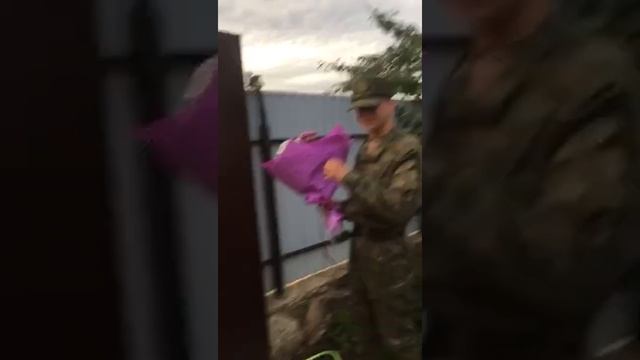 Сыночек сюрприз для мамы на 2 дня раньше. Дембель 06.07.2021 смотреть онлайн