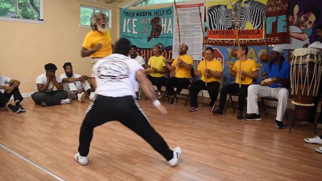 Mestre Cobra Mansa (Mukanda) e Mestrando Anão (Yamba Capoeira) смотреть онлайн