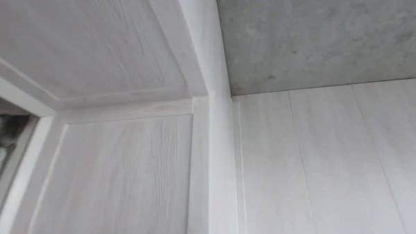 Отделка балкона мдф панелями. Монтаж мдф панелей. Простой дизайн балкона своими руками.