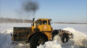 Кировцы буксуют в снегу.Расчистка обочины.