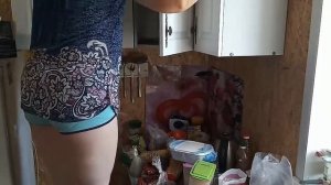 Уборка в шкафах на кухне.