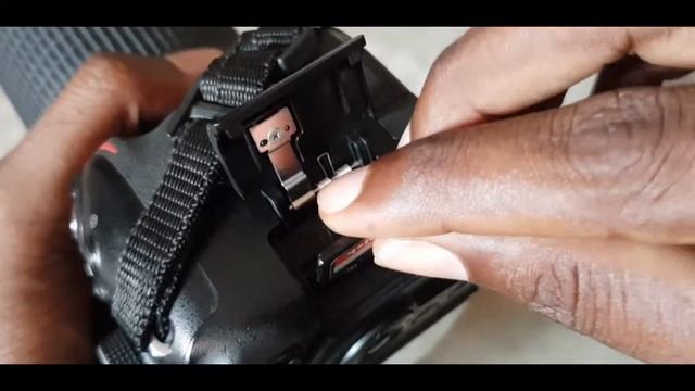 how to Insert the SD card nikon camera [Nikon D3300 D3200 D3300 D3400 D7000] смотреть онлайн