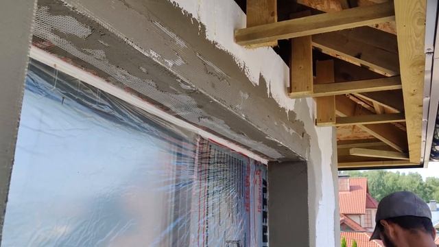 Как выполняется базовый армирующий слой на оконных откосах, уголок и элемент примыкания с сеткой смотреть онлайн