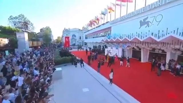 Джан Яман и Франческа Чиллеми на красной дорожке 79-го Венецианского кинофестиваля
