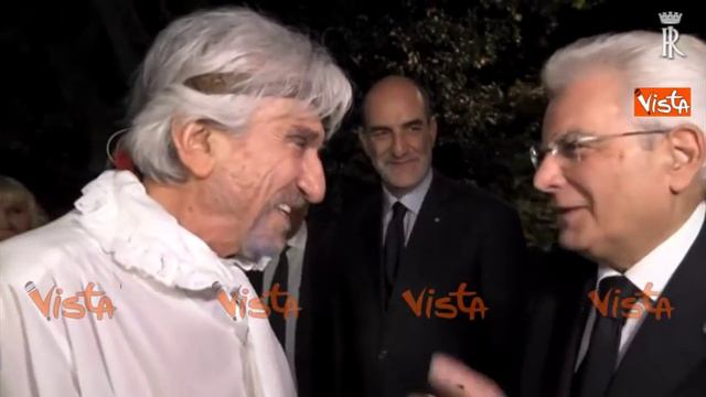 Mattarella scoppia a ridere con Gigi Proietti: "Mi hai fatto un regalo" смотреть онлайн