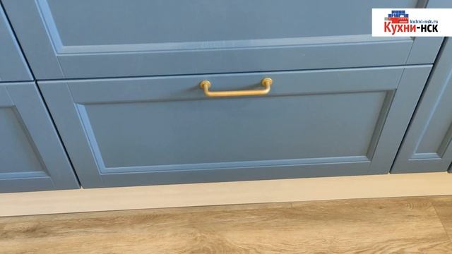 Кухня в стиле современная классика, антресольные шкафы на газлифтах, выдвижные ящики оснащены СПЗ. смотреть онлайн