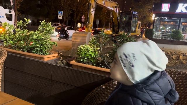 Бетономешалка заливает тротуар и JCB , смотрим)) beton arabasını izliyoruz ? #дети #бетономешалка смотреть онлайн