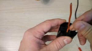 Как извлечь провода из пластикового патрона E27 ?