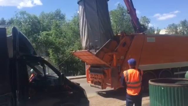 Работа мусоровоза Zoeller для заглубленных контейнеров смотреть онлайн