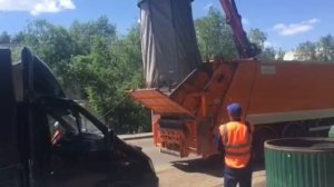 Работа мусоровоза Zoeller для заглубленных контейнеров