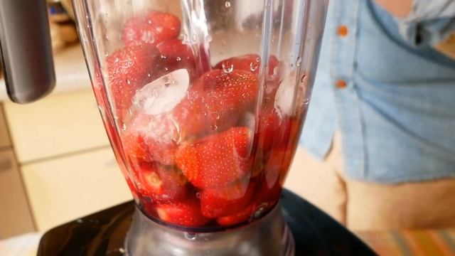 Полуничний Слаш До Дня Весілля Принца Гаррі Та Меган Маркл