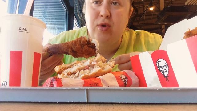 KFC МУКБАНГ КУРИНЫЕ НОЖКИ БУРГЕР МОЛОЧНЫЙ КОКТЕЙЛЬ смотреть онлайн