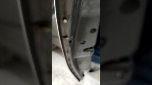 Как снять заднюю ручку двери Октавия А 5