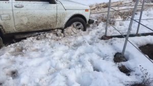 В полях по грязи . Весенняя вылазка . На ниве застряли в снегу. Frontera прет по бездорожью