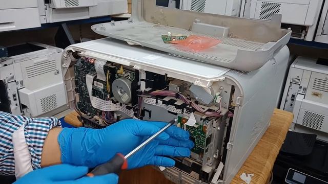 How To Replace | Install | Formatter | HP Color Laser Jet CP1215 смотреть онлайн