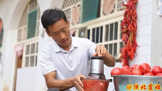 【陕北霞姐】秋天地里西红柿大丰收！霞姐一次摘200斤熬酱吃，原汁原味几十瓶酱不愁吃！