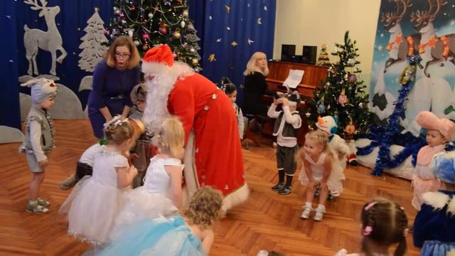 Новогодний утренник во второй младшей группе . Играем с дедом Морозом "Заморожу" смотреть онлайн