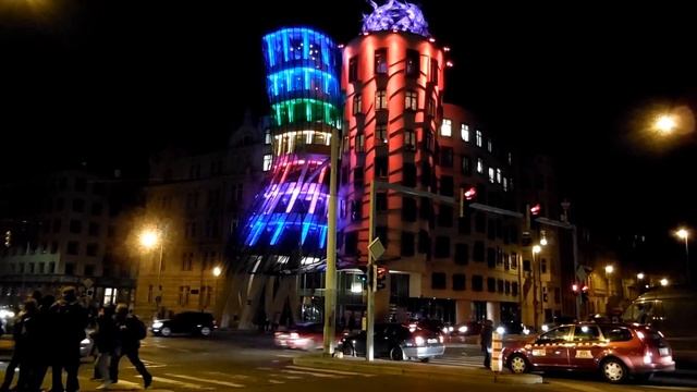 Прага, Чехия Танцующий дом в Праге во время фестиваля световых проекций смотреть онлайн