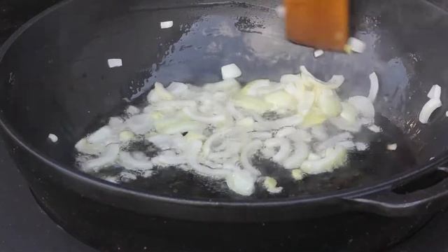 Яишница в чугунной сковороде. смотреть онлайн