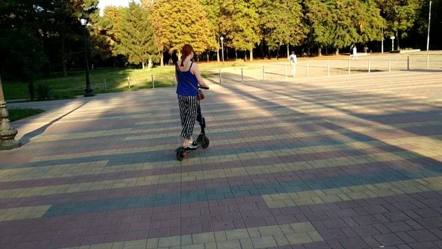 ПЕРВЫЙ РАЗ НА САМОКАТЕ / ПРОГУЛКА В ЧИСТЯКОВСКОЙ РОЩЕ смотреть онлайн