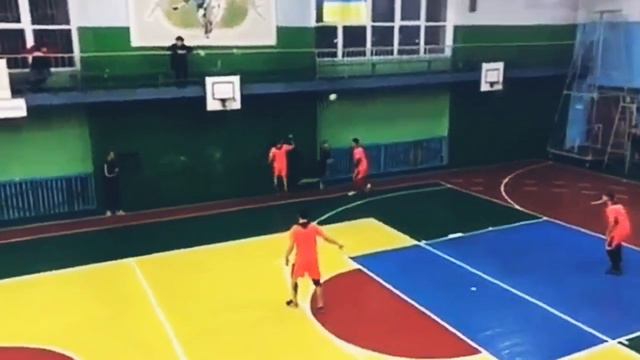 НЕВЕРОЯТНЫЙ ГОЛ ЯРМОЛЮКА В ФУТЗАЛЕ (СК Днепр-1) смотреть онлайн