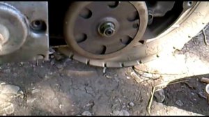 Причина из за которой у заведенного скутера крутится и не останавливается заднее колесо