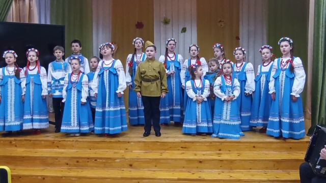 Ансамбль "ДИВО". ИДЁТ СОЛДАТ ПО ГОРОДУ смотреть онлайн
