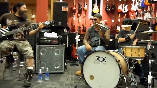 JDs Bass clinic at Guitar Center 6/6/13 JD brings the young ones up to Jam смотреть онлайн