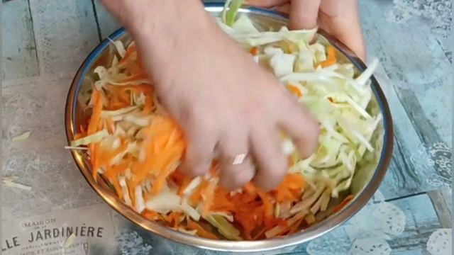 Простой салат из капусты и моркови. Не займёт много времени смотреть онлайн