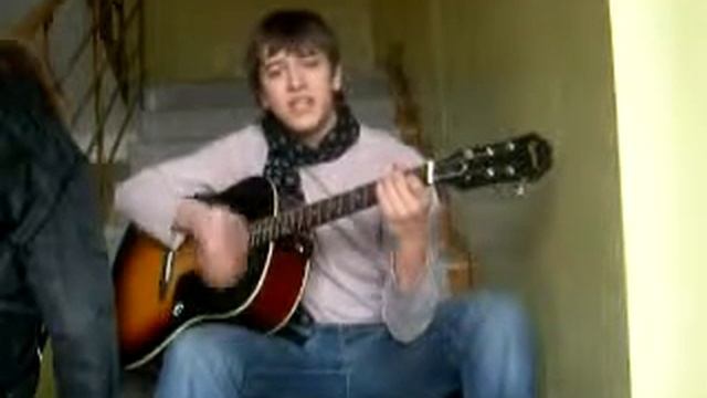 парень поет дворовые песни под гитару в подъезде смотреть онлайн