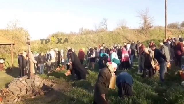 На Харьковщине священник забыл святую воду и «окропил» людей из ведра смотреть онлайн