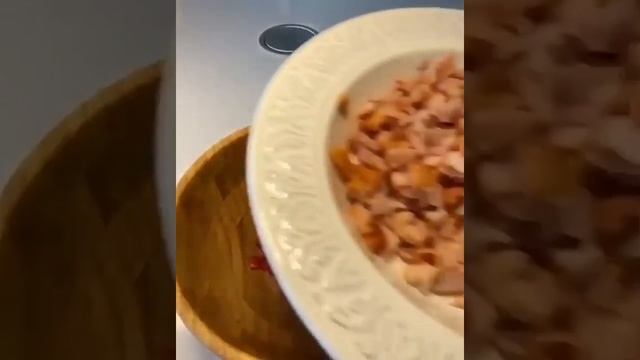Рецепт. Салат с копченой курицей, фасолью и сухариками!? смотреть онлайн