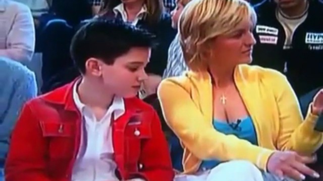 Мальчик засмотрелся на си... смотреть онлайн