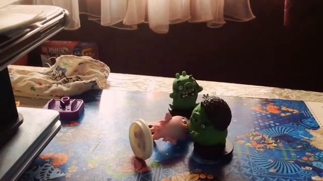 Angry birds и Stikbot Studio АТАКА злой птицы СТЕЛЛЫ, СВИНКИ победили 1 часть смотреть онлайн