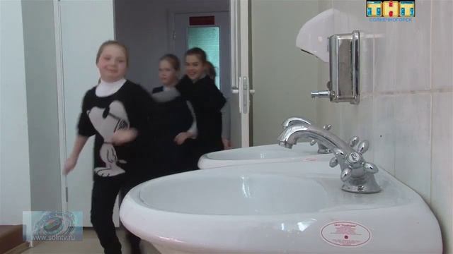 Где пекут самые вкусные булочки для школ? смотреть онлайн