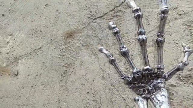 Кисть руки человека из металлических отходов. Подставка под ручки на письменный стол смотреть онлайн