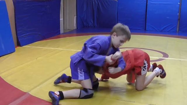 Рычаг плеча против стоящего на четвереньках смотреть онлайн