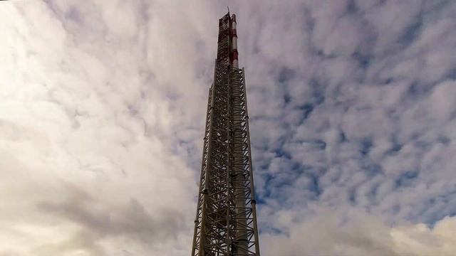 Таймлапс дымовая труба на фоне облаков смотреть онлайн