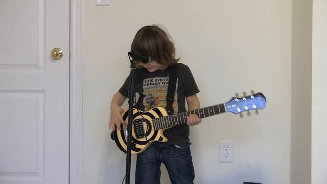 4 Year Old Rocks Les Paul PeeWee Mini Zakk Wylde Guitar смотреть онлайн